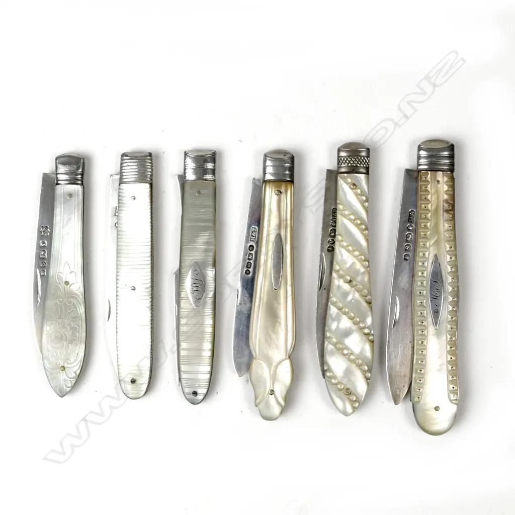 Five silver and mother of pearl fruit knives Image 1++