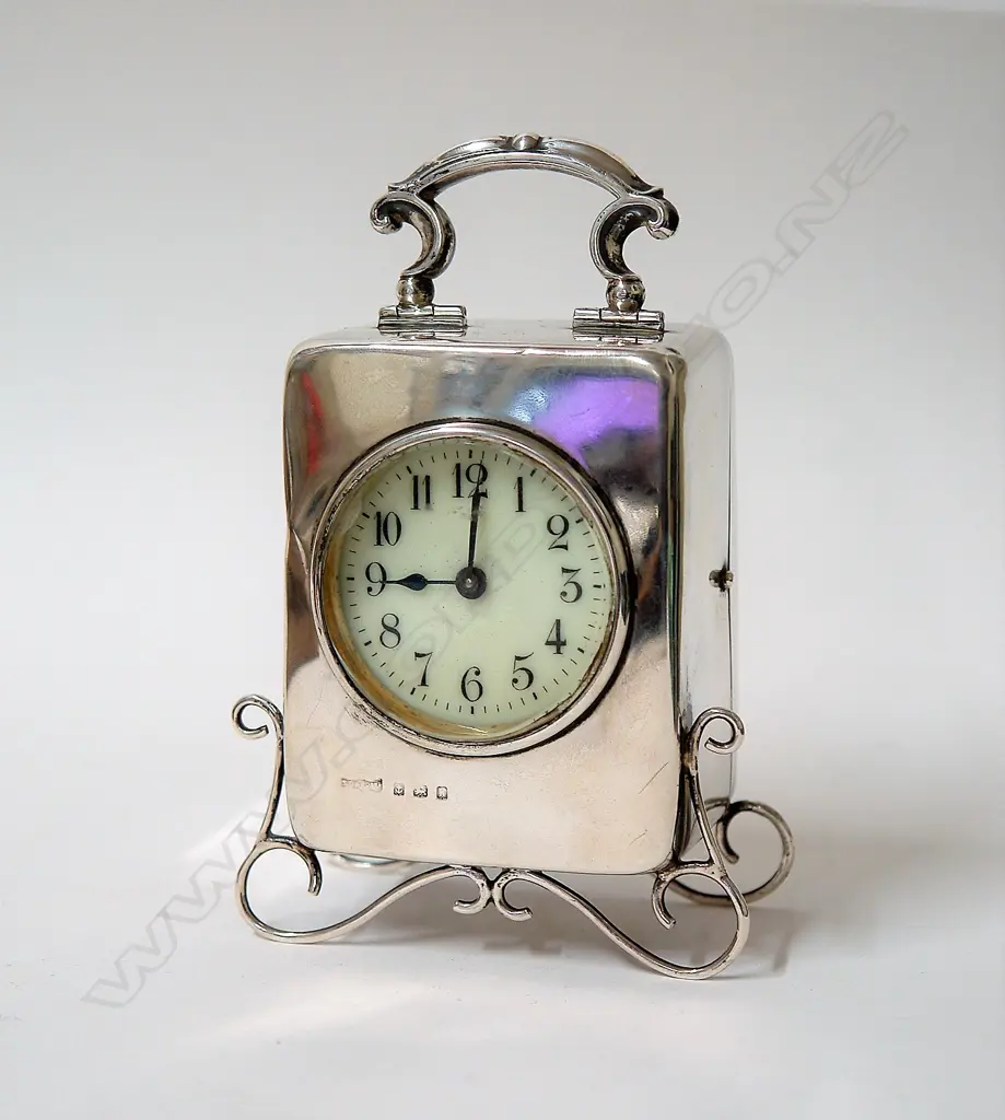 A 1930s silver cased desk clock Image 1++