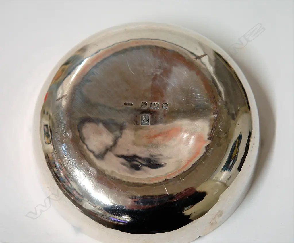 A quality 1930s finely hand-beaten silver bowl Image 1++