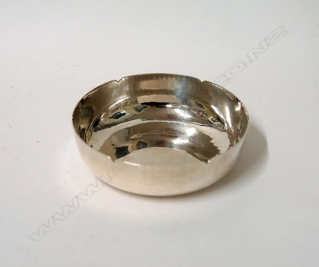 A quality 1930s finely hand-beaten silver bowl Image 1++