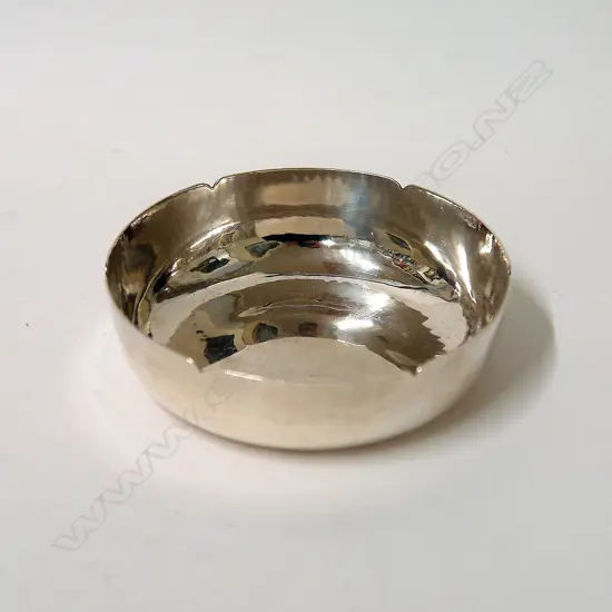 A quality 1930s finely hand-beaten silver bowl