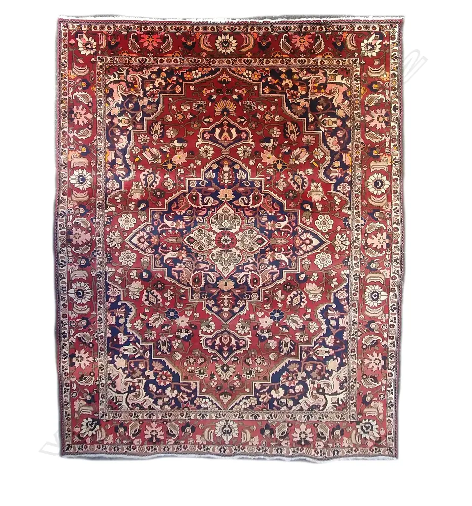 A large hand knotted Persian Heriz carpet Image 1++