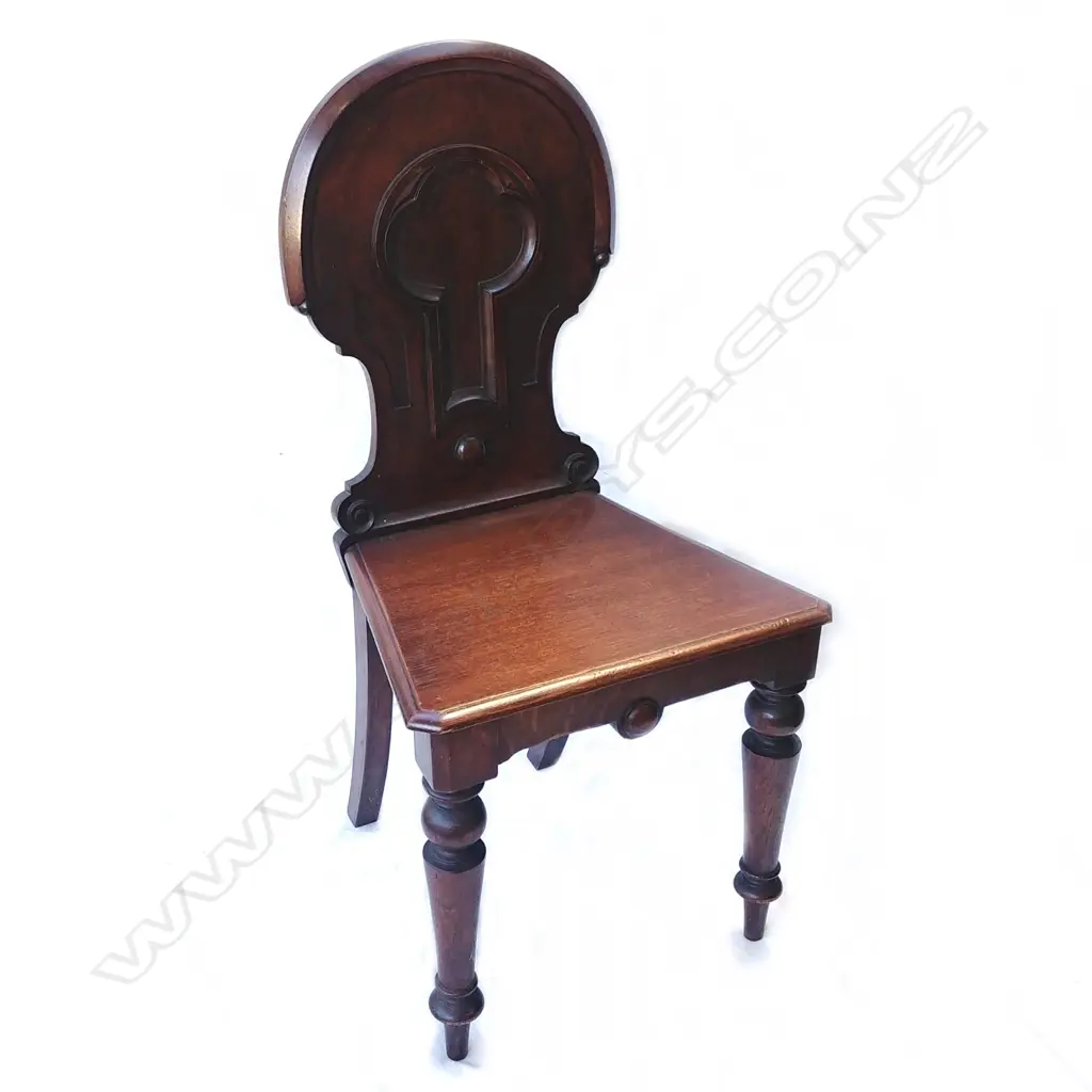 A Victorian oak hall chair Image 1++