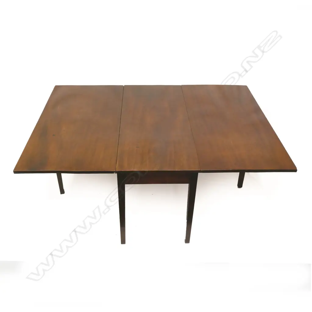 A Georgian mahogany dropside dining table Image 1++