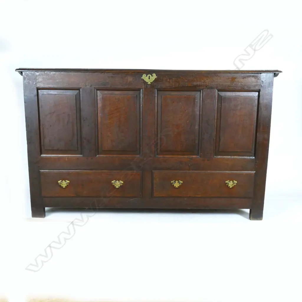 An 18thC English oak mule chest Image 1++
