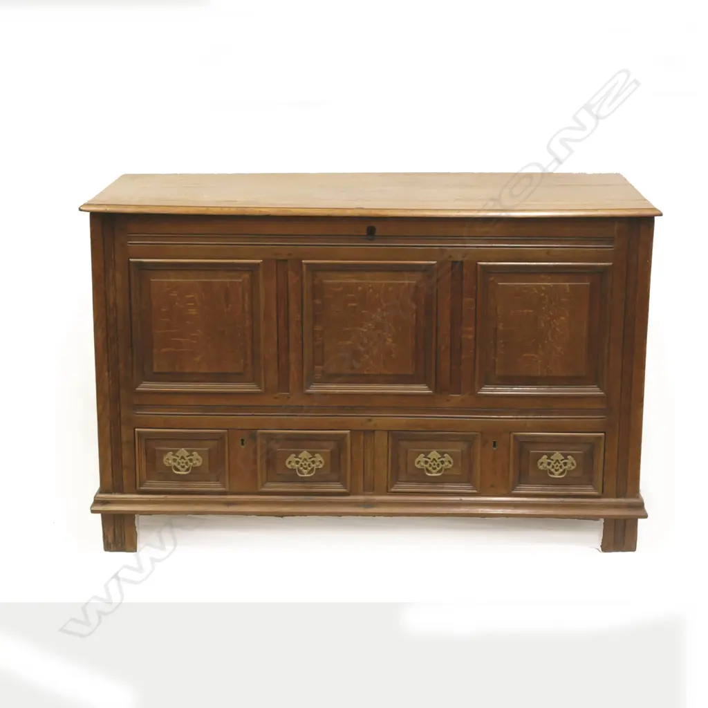 A Georgian oak mule chest Image 1++