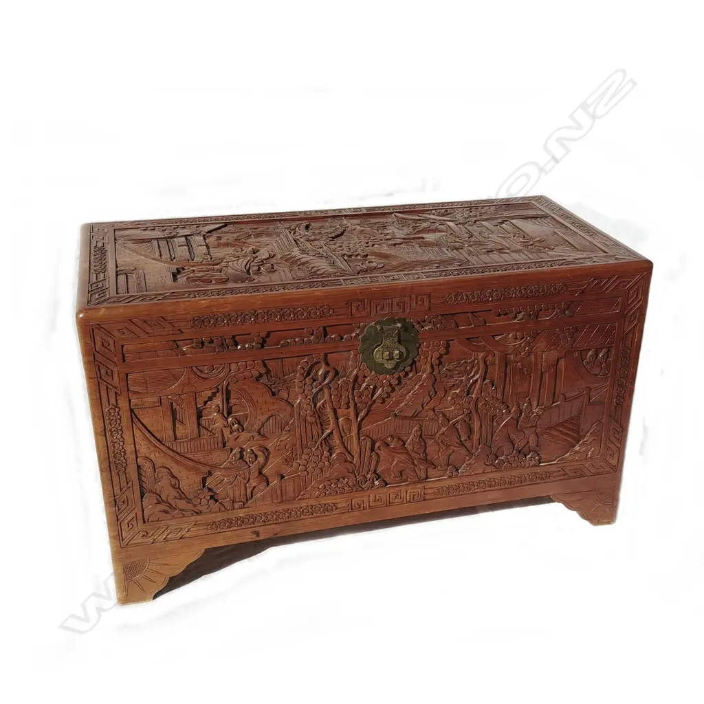 A good Chinese camphorwood chest Image 1++