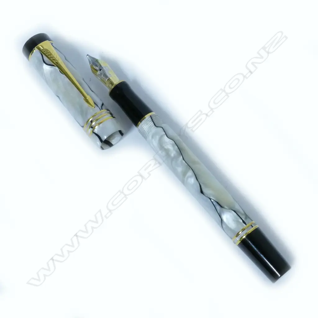 Parker Duofold International 'Nacre' (black veined pearl) fountain pen Image 1++