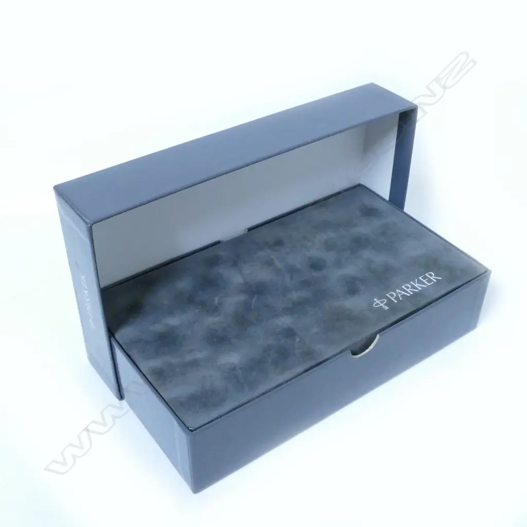 Parker Duofold International 'Nacre' (black veined pearl) fountain pen Image 1++