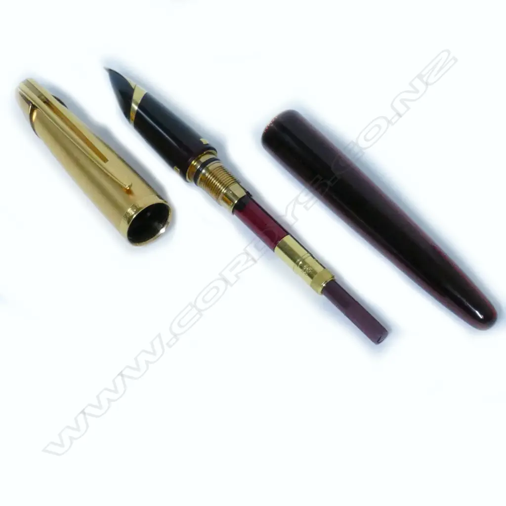 Waterman Edson Ruby Red fountain pen Image 1++
