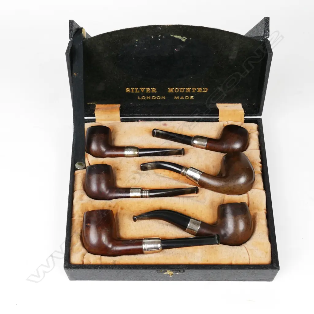 A cased set of English pipes Image 1++