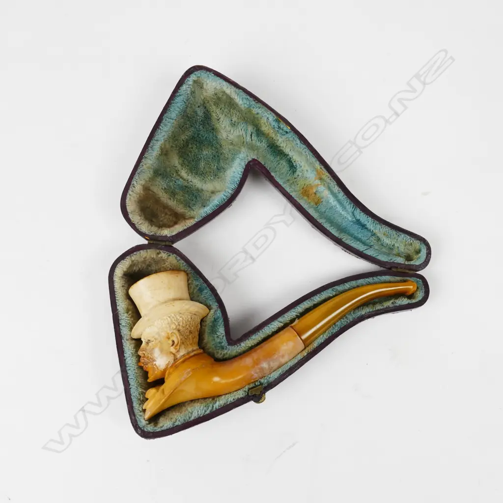 A carved meerschaum pipe Image 1++