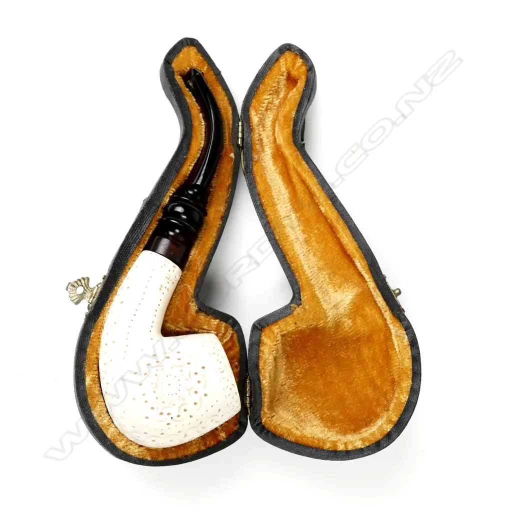 A cased meerschaum pipe Image 1++