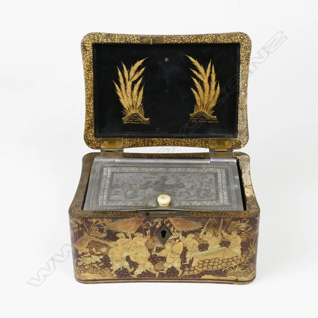 A Victorian chinoiserie tea caddy Image 1++
