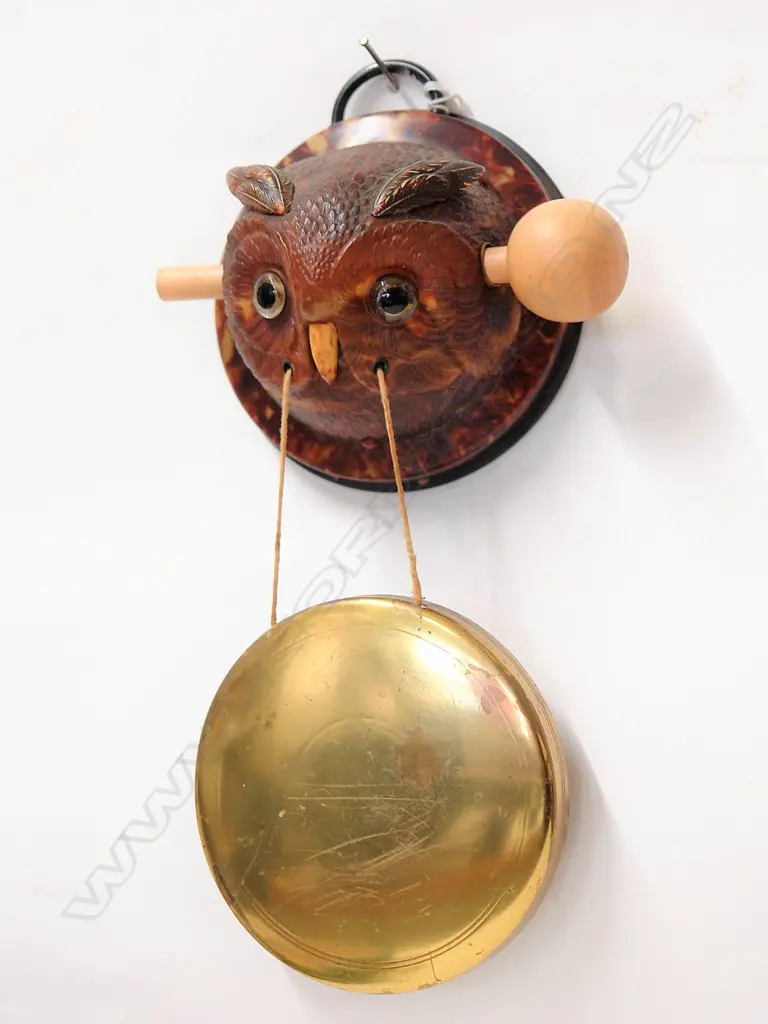 An early 20thC novelty owl gong Image 1++