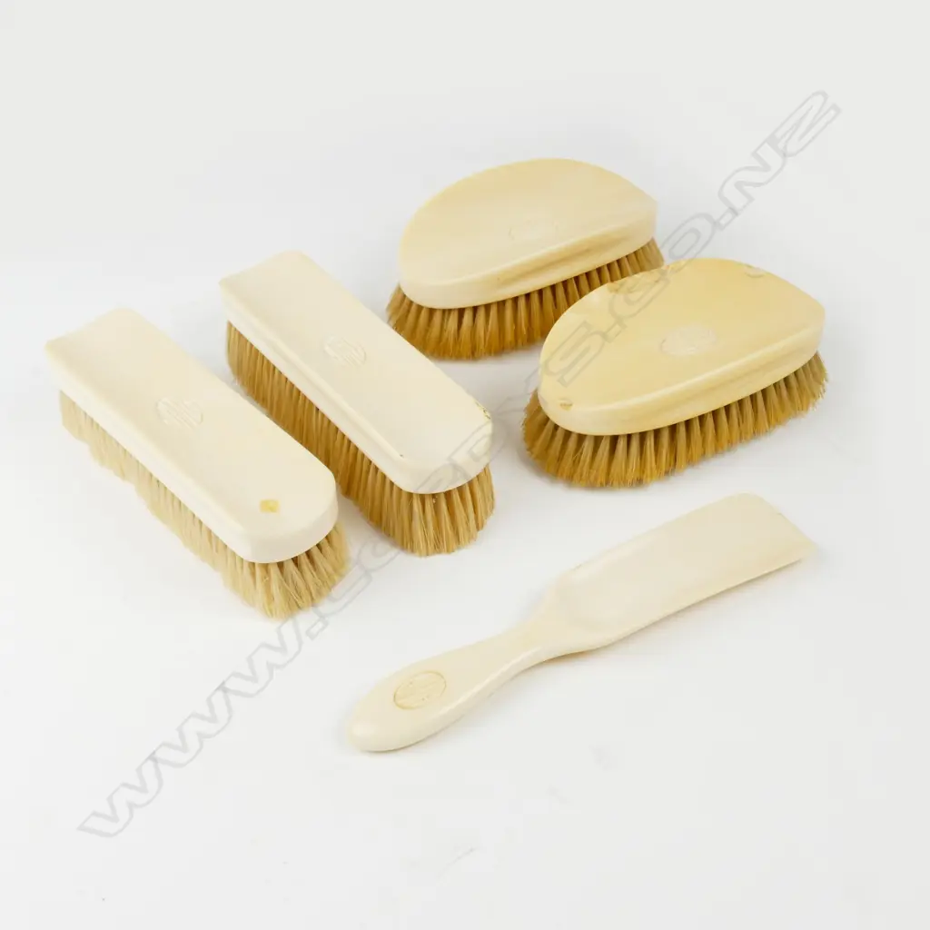 A 1920s gent's ivory brush set Image 1++