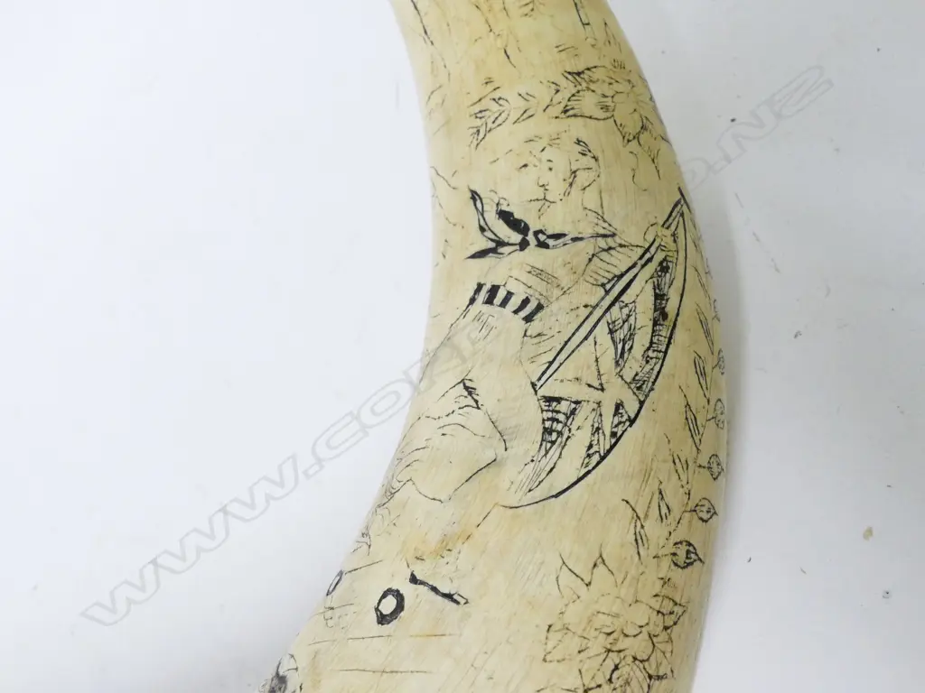 A 19thC scrimshaw powder horn Image 1++