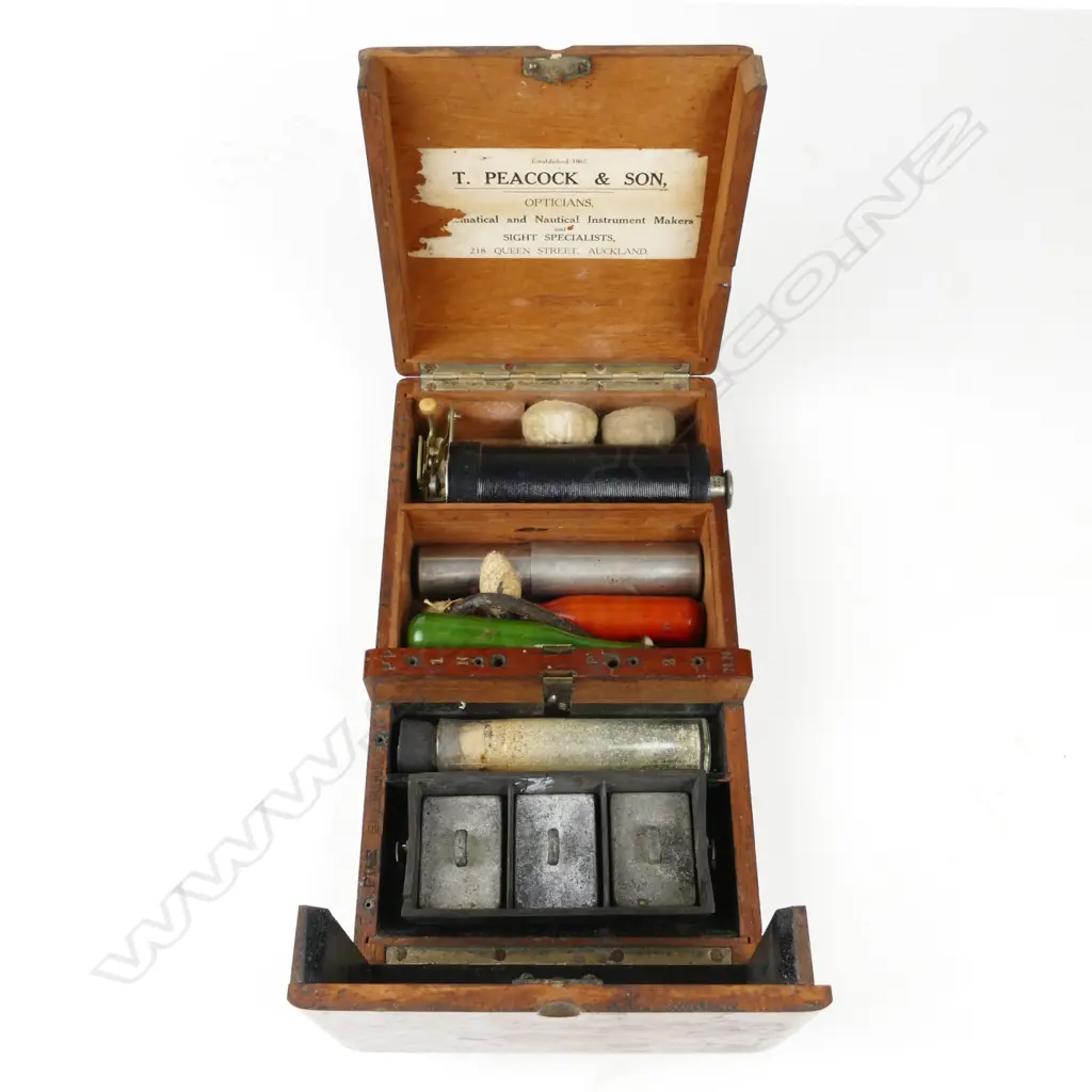 A late 19thC French electrotherapy machine Image 1++