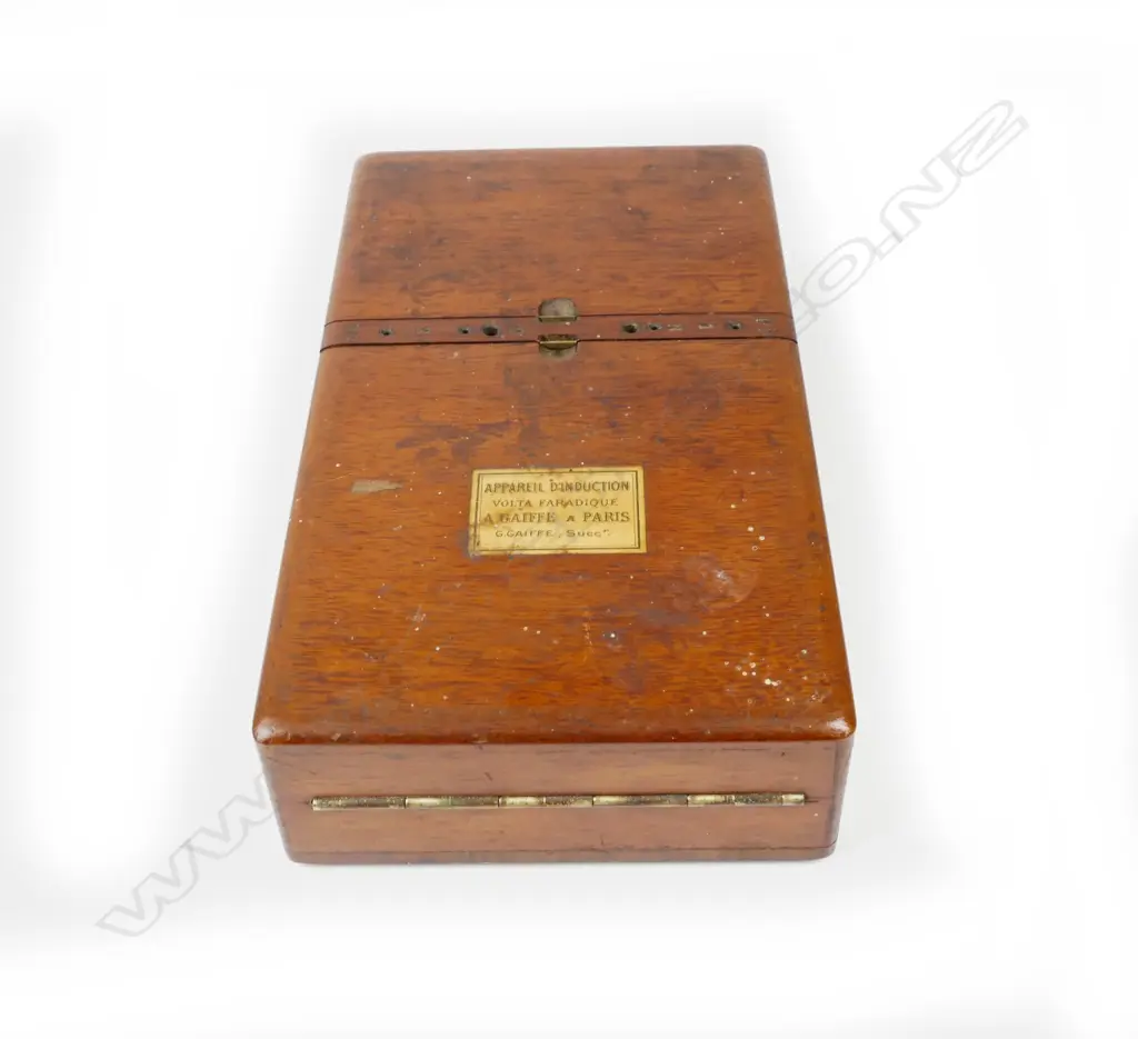 A late 19thC French electrotherapy machine Image 1++