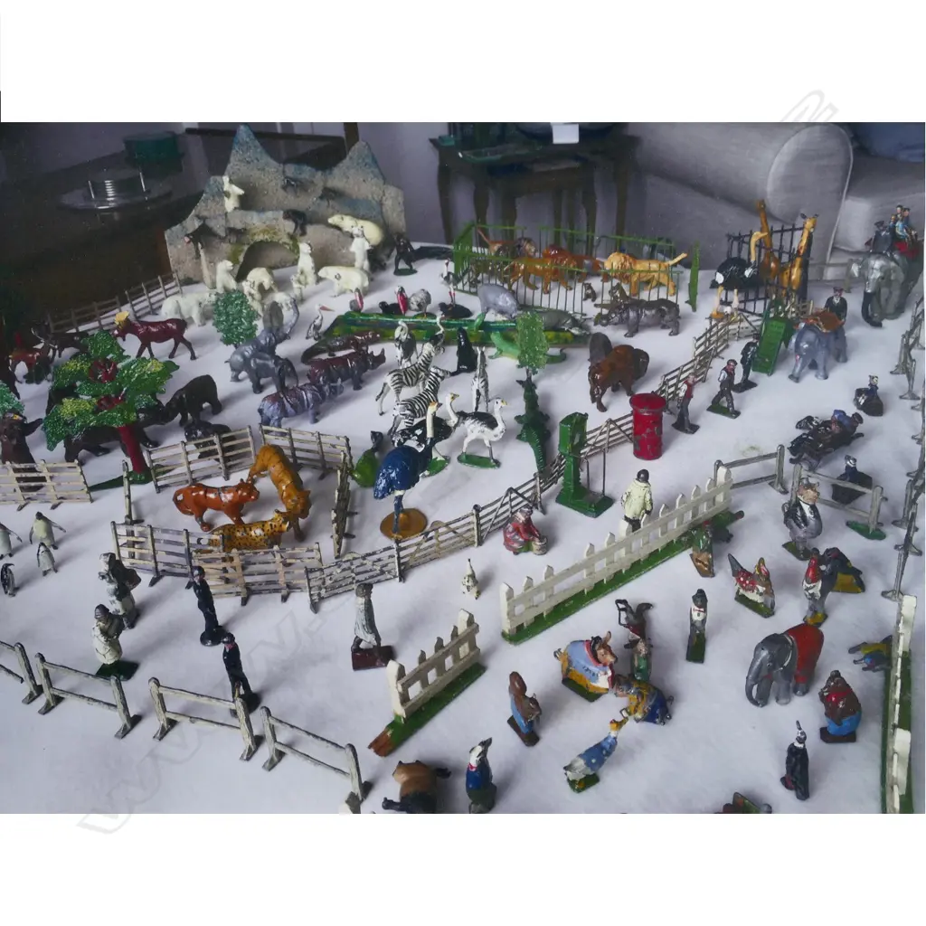 A vintage Britains lead toy zoo Image 1++