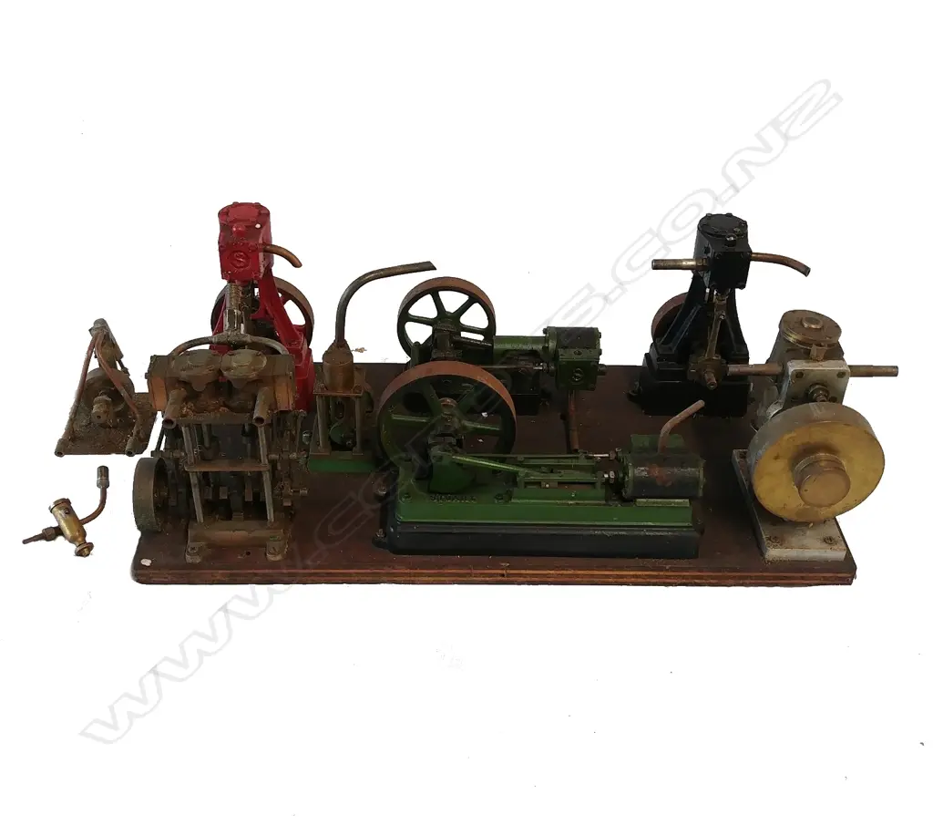 A collection of seven assorted model steam engines Image 1++