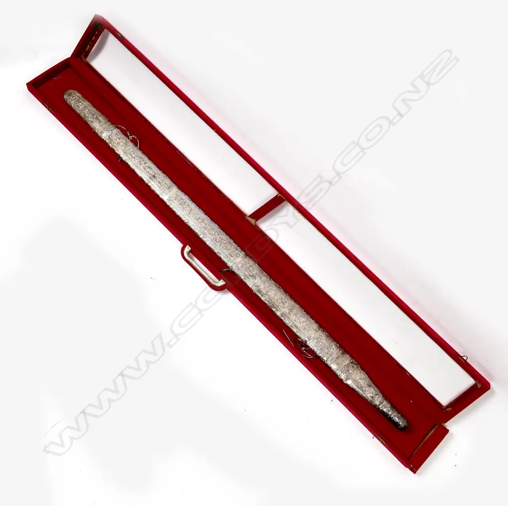 A decorative Omani wedding sword Image 1++