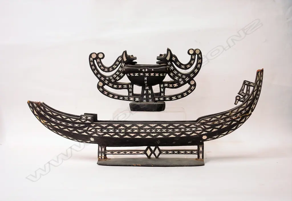 Two Solomon Islands wood carvings, Image 1++