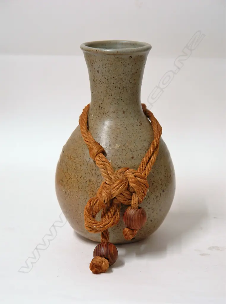 A 1950s Len Castle baluster stoneware vase Image 1++