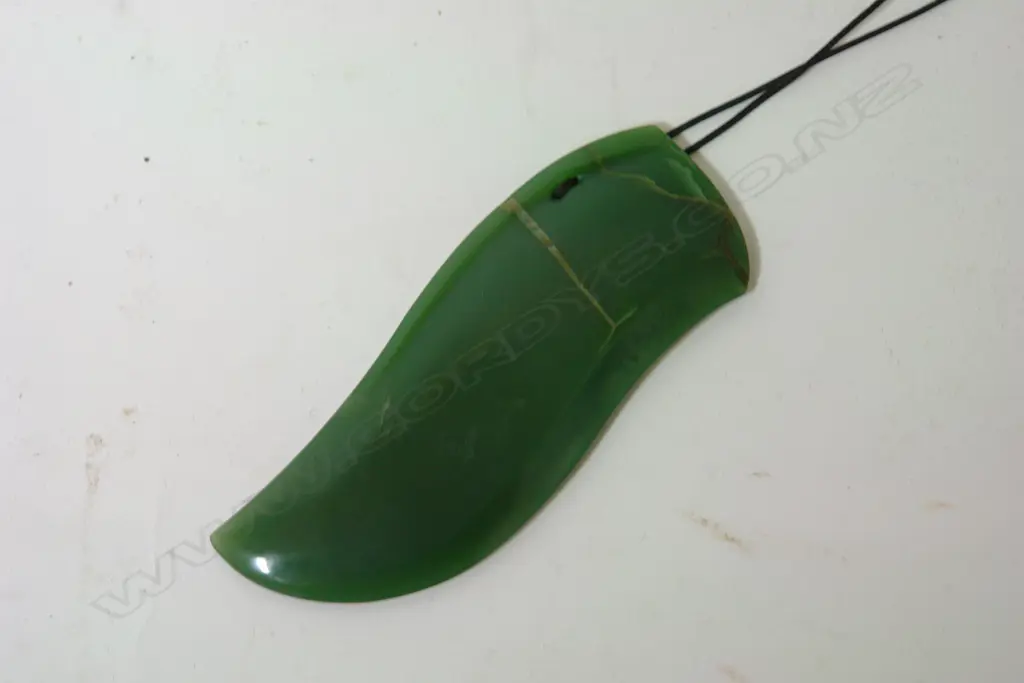 Owen Mapp carved greenstone pendant Image 1++