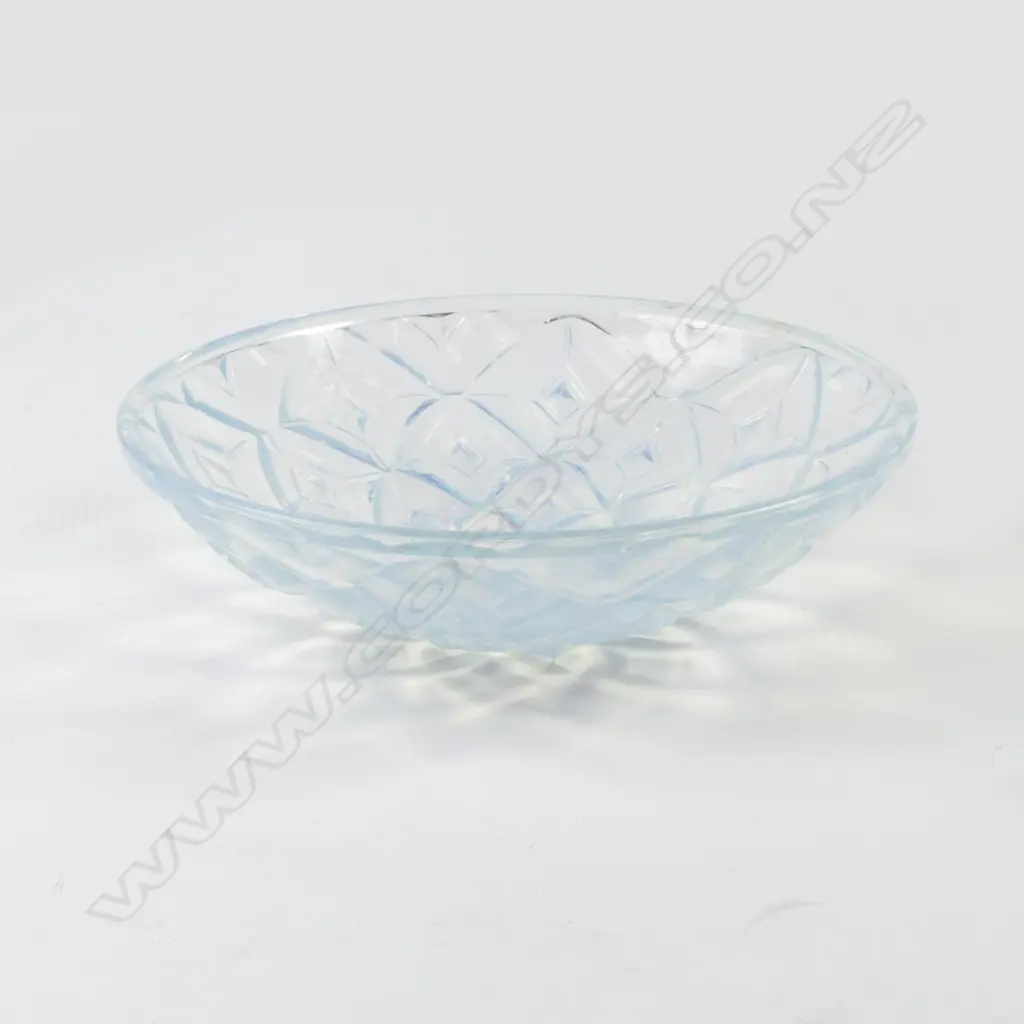 A French opalescent glass bowl Image 1++
