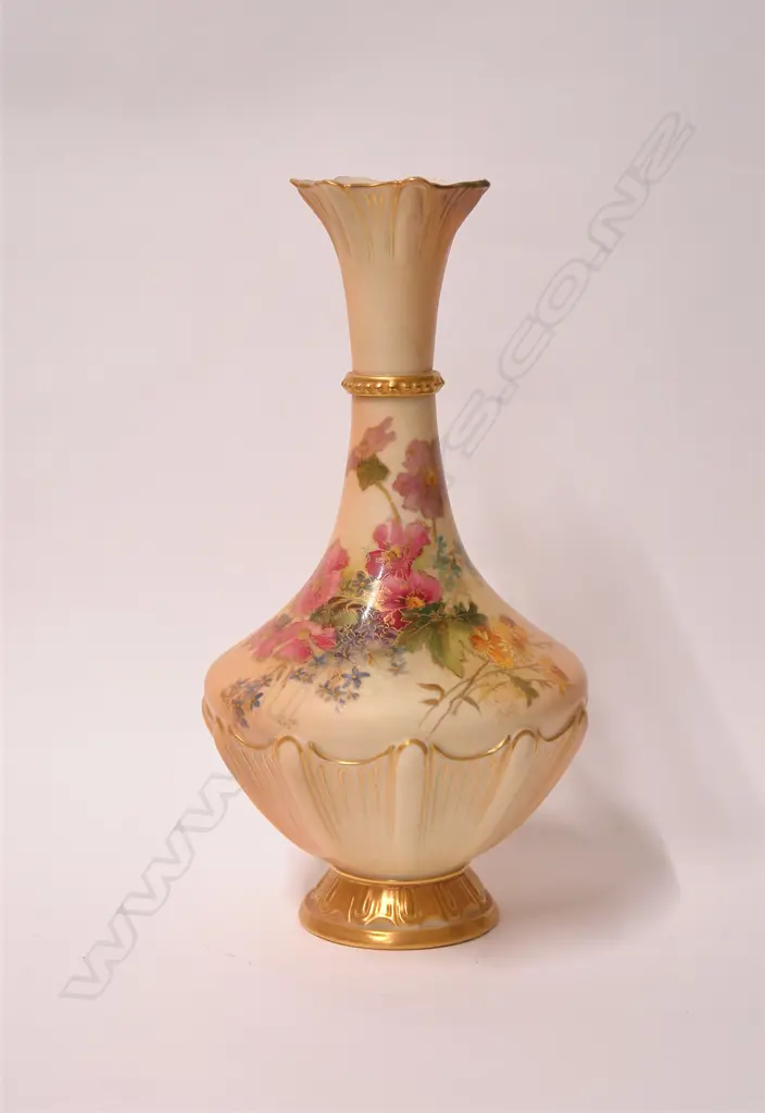 A 1910 Royal Worcester blush ground porcelain vase Image 1++