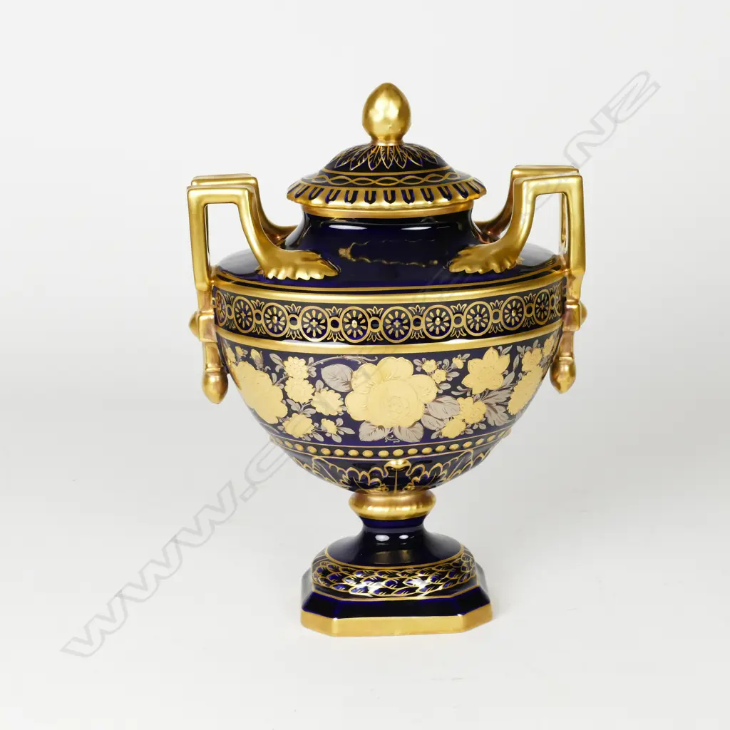 A 20thC Hutschenreuther porcelain urn and cover Image 1++