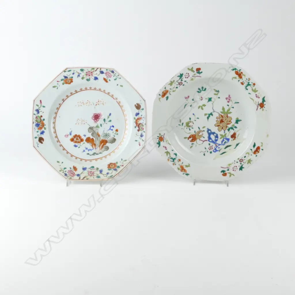 A late 18thC Chinese trade porcelain octagonal shallow dish Image 1++