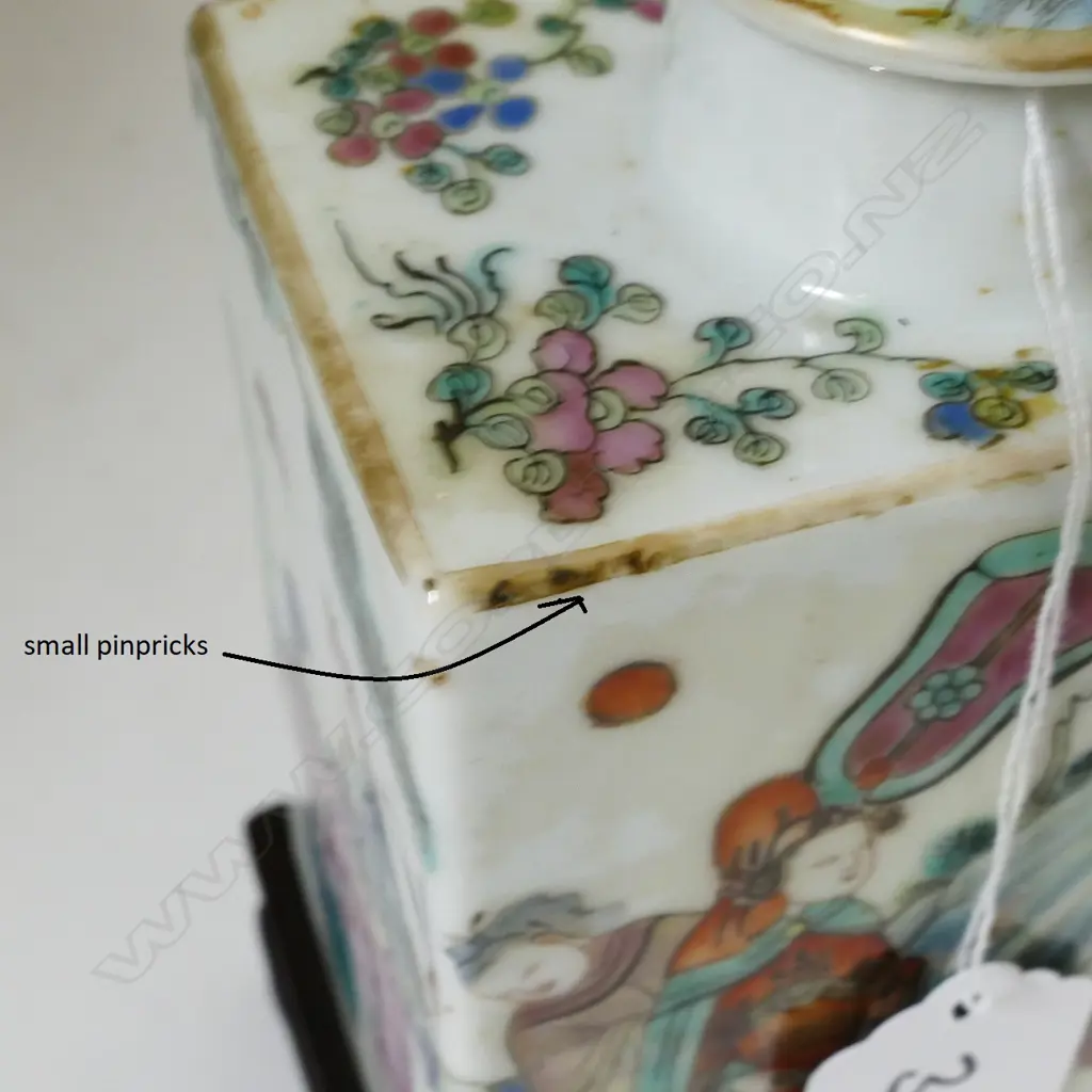 An old Chinese porcelain famille rose lidded tea caddy Image 1++