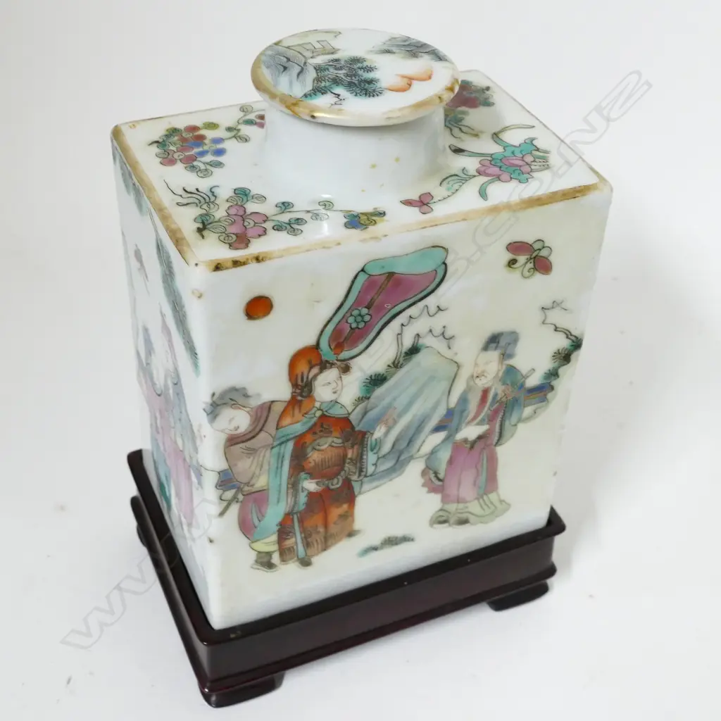 An old Chinese porcelain famille rose lidded tea caddy Image 1++