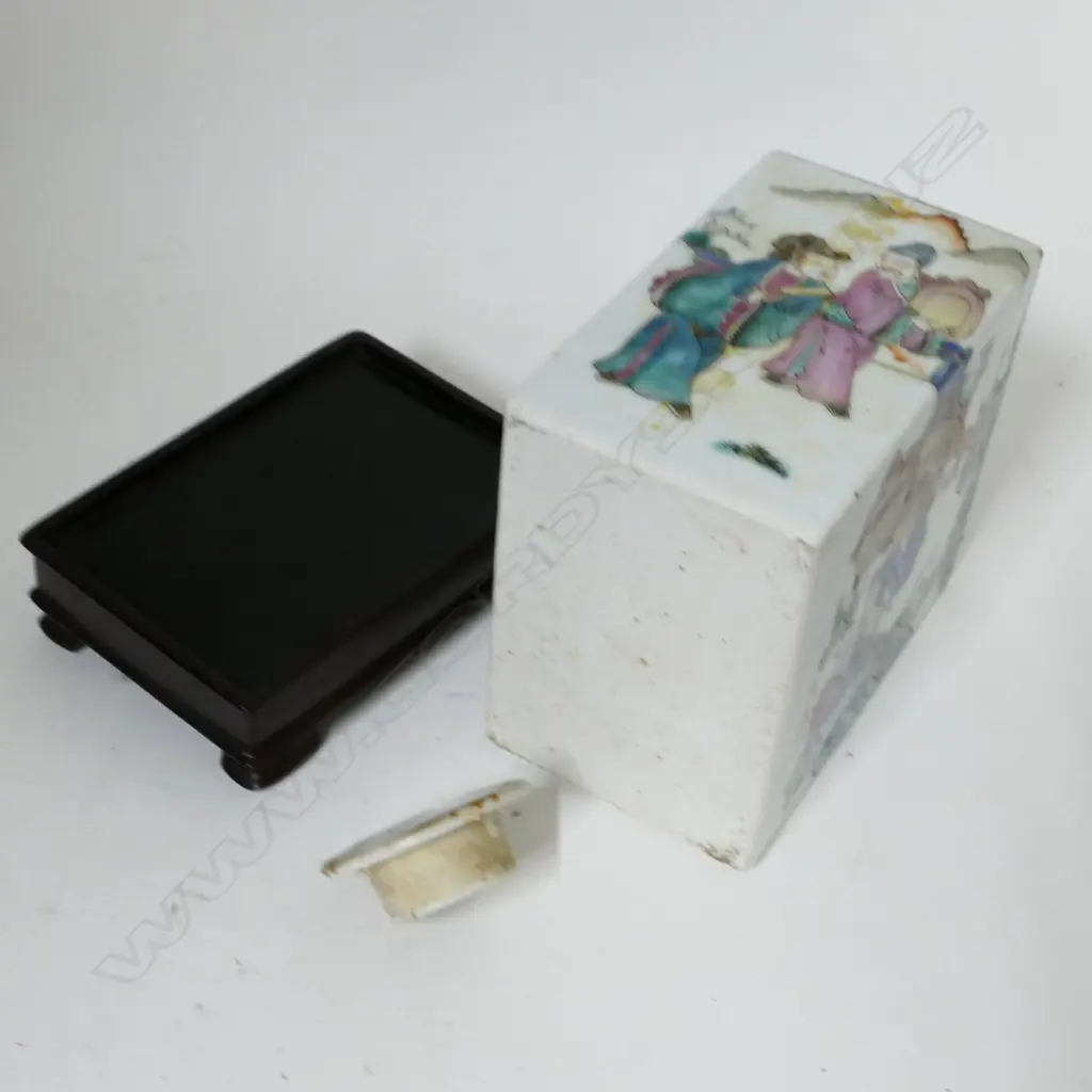 An old Chinese porcelain famille rose lidded tea caddy Image 1++
