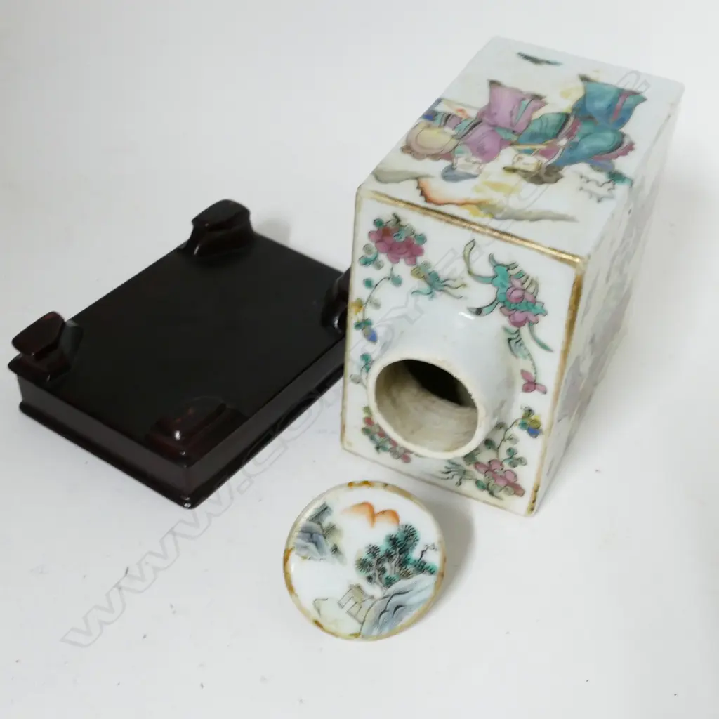 An old Chinese porcelain famille rose lidded tea caddy Image 1++
