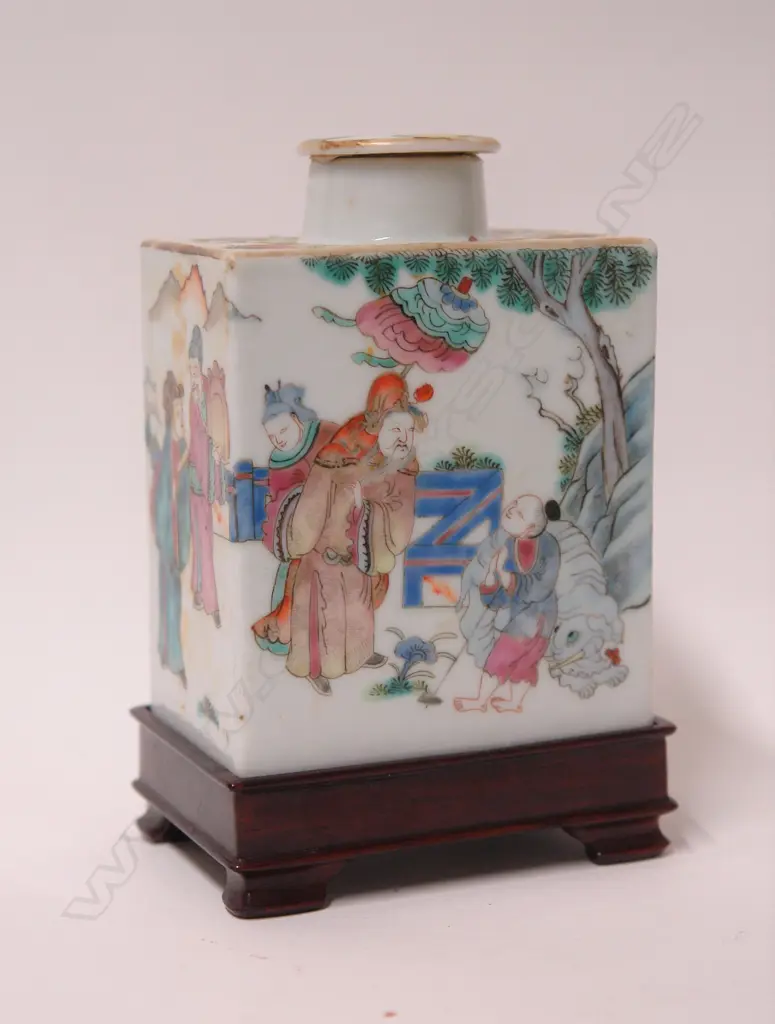 An old Chinese porcelain famille rose lidded tea caddy Image 1++