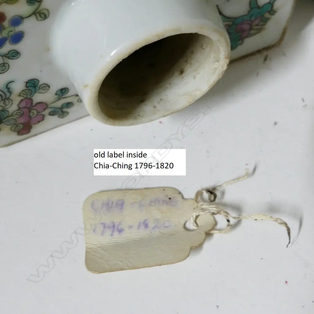 An old Chinese porcelain famille rose lidded tea caddy Image 1++