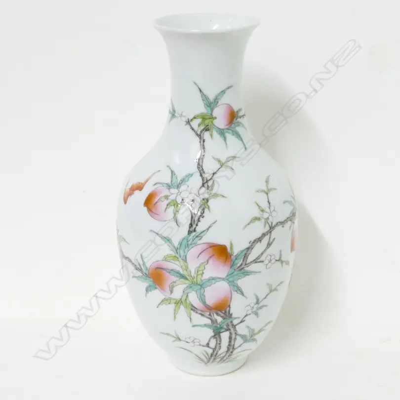 A Chinese porcelain ovoid vase Image 1++