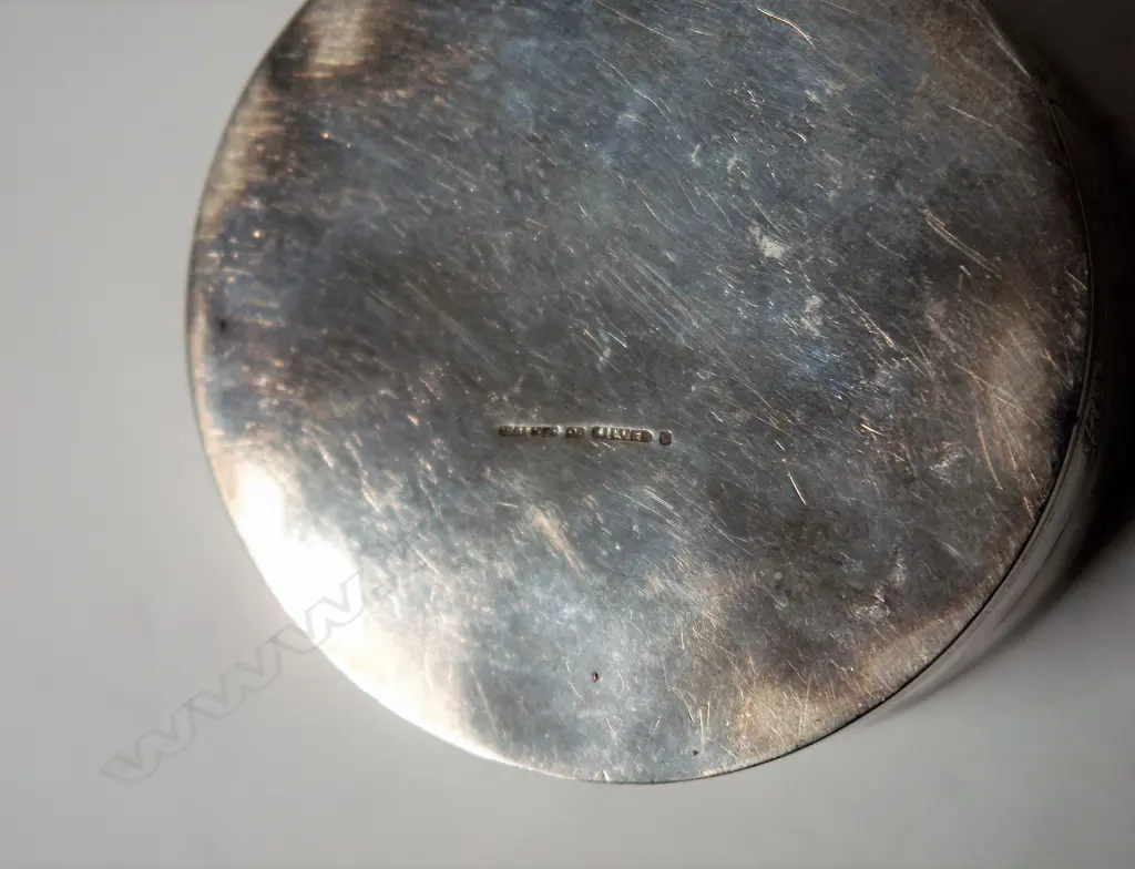 An early 20thC Chinese silver lidded circular box Image 1++