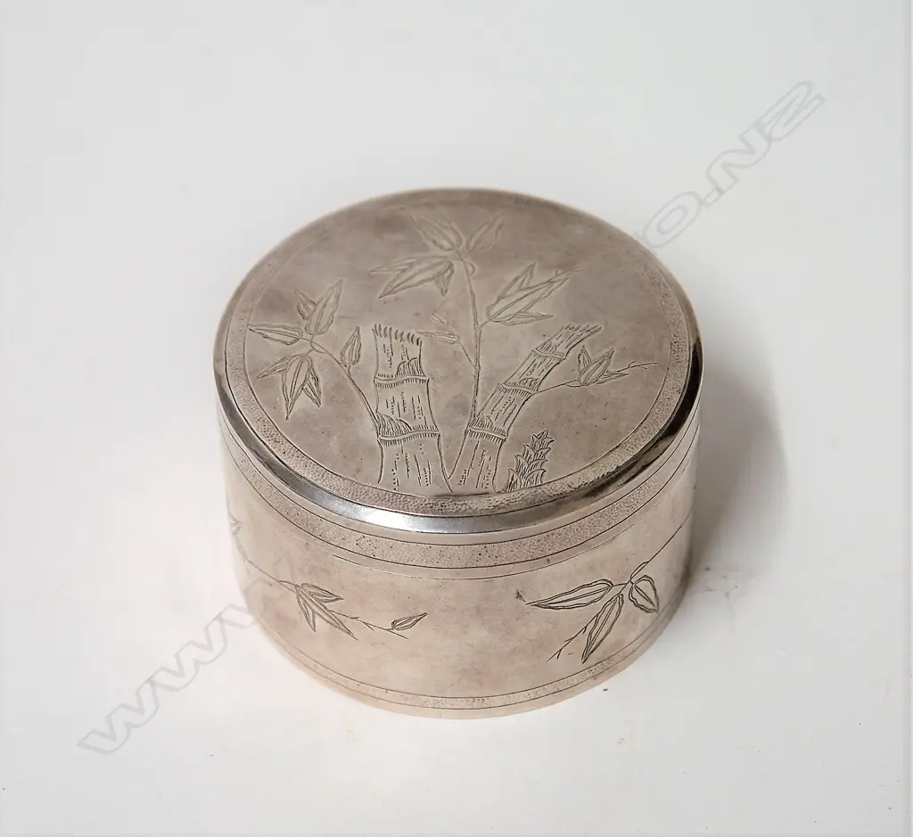 An early 20thC Chinese silver lidded circular box Image 1++