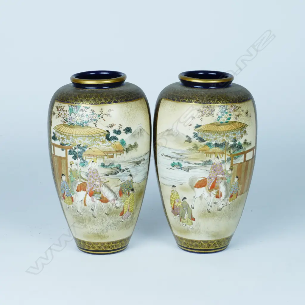 A pair of Satsuma earthenware vases Image 1++