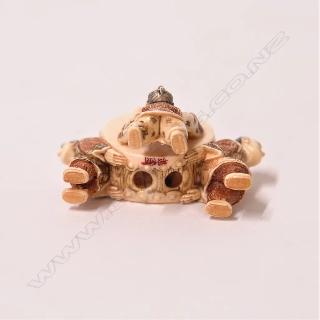 A small Japanese ivory netsuke Image 1++