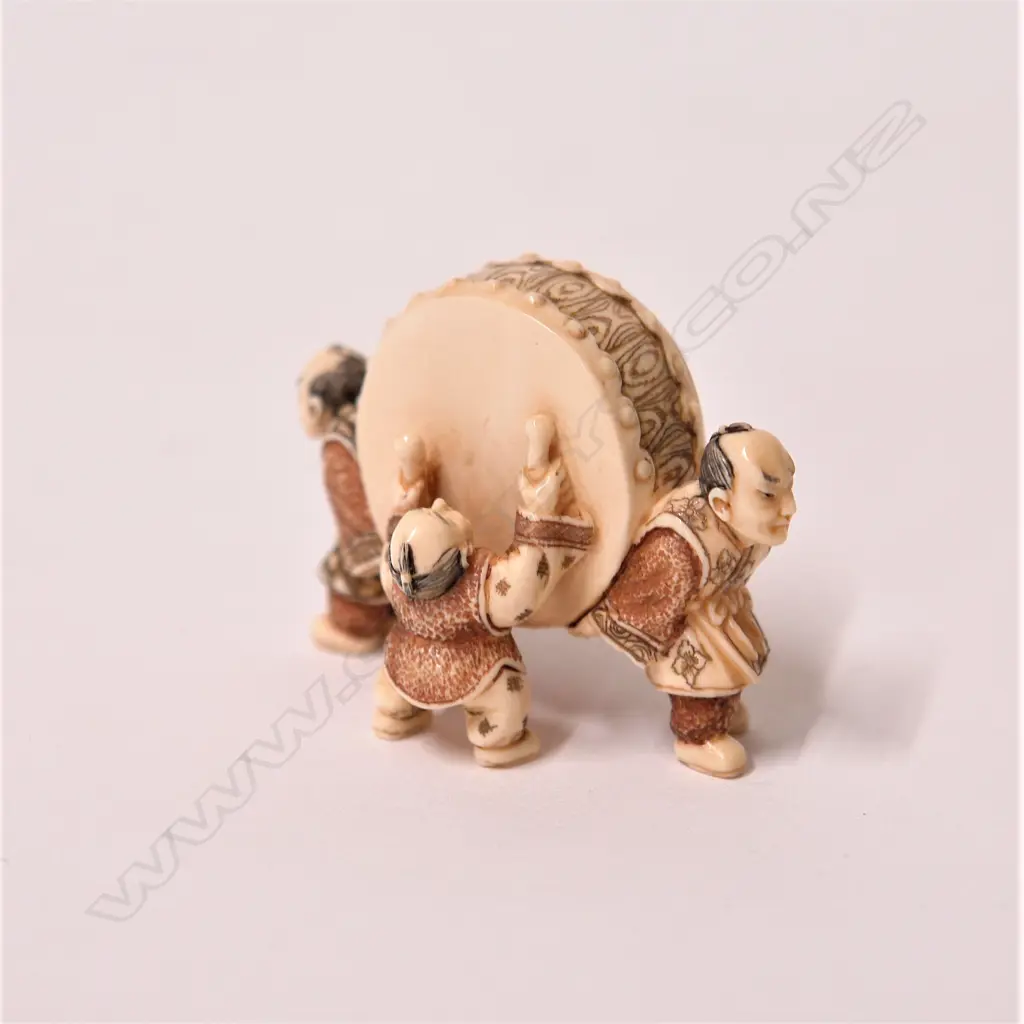 A small Japanese ivory netsuke Image 1++