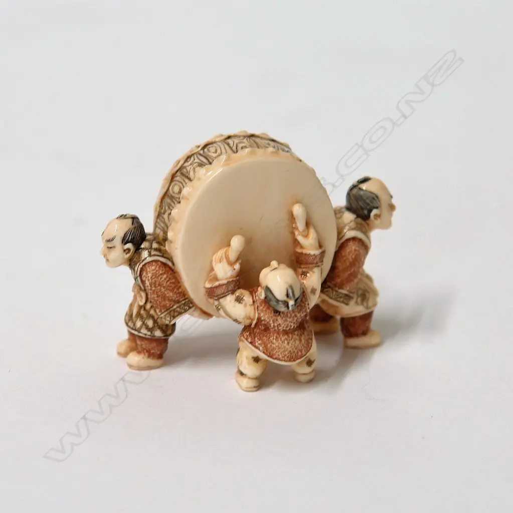 A small Japanese ivory netsuke Image 1++