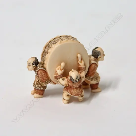 A small Japanese ivory netsuke