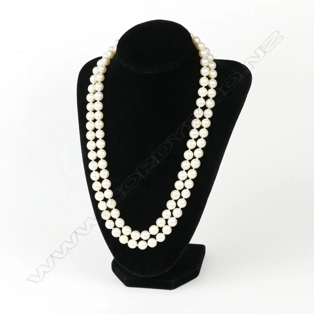 A single strand Akoya cultured pearl necklace with diamond clasp Image 1++