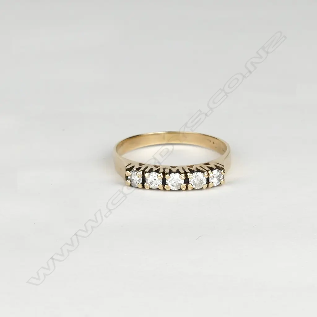 A 9ct gold and five stone diamond ring Image 1++