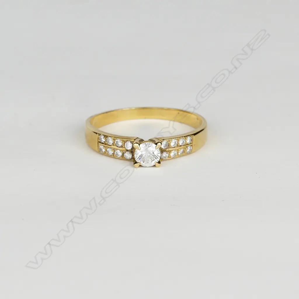 An 18ct gold and diamond ring Image 1++